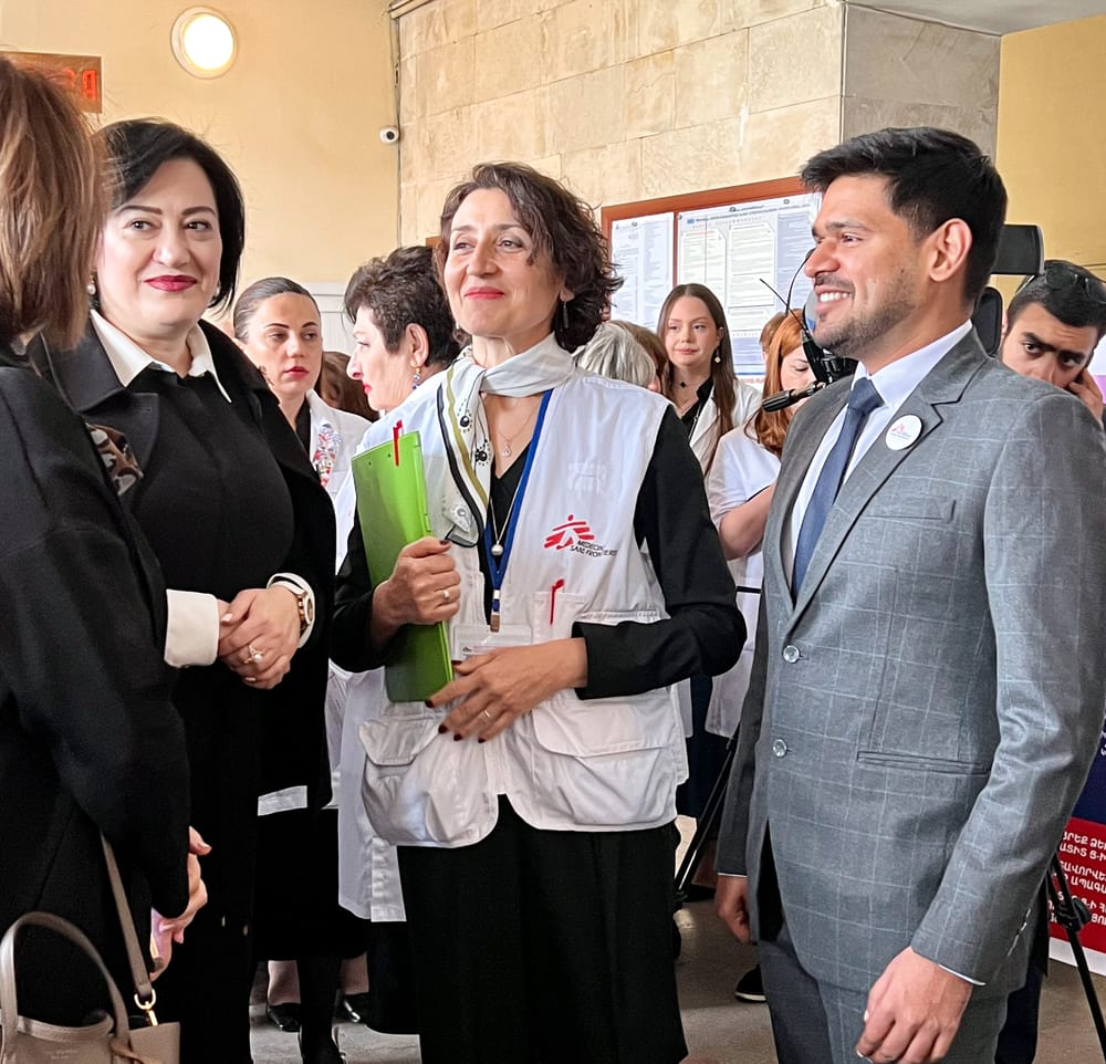 Een kamer met MSF-medewerkers die met bedrijven praten