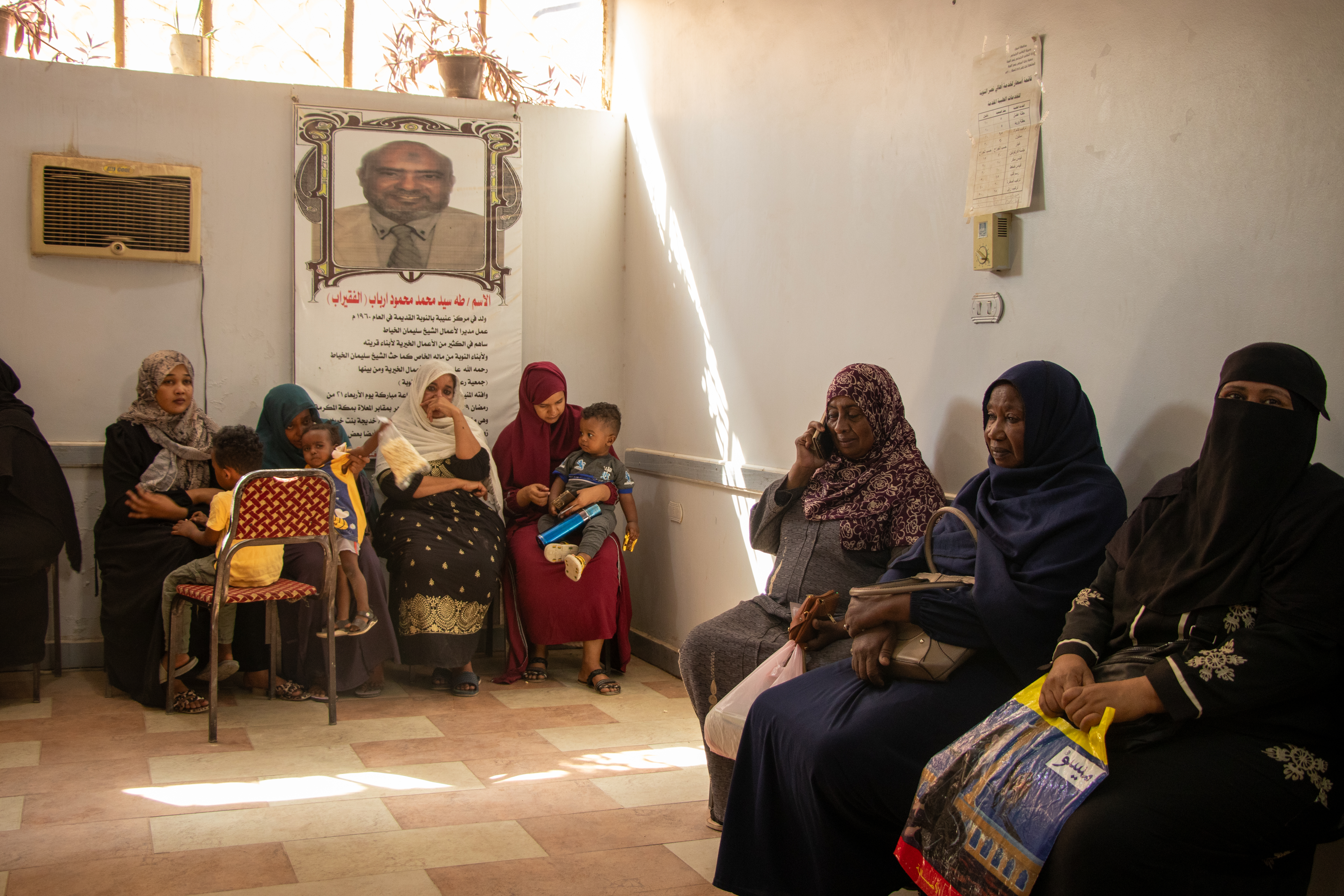 Vrouwen in wachtzaal in Aswan, Egypte.