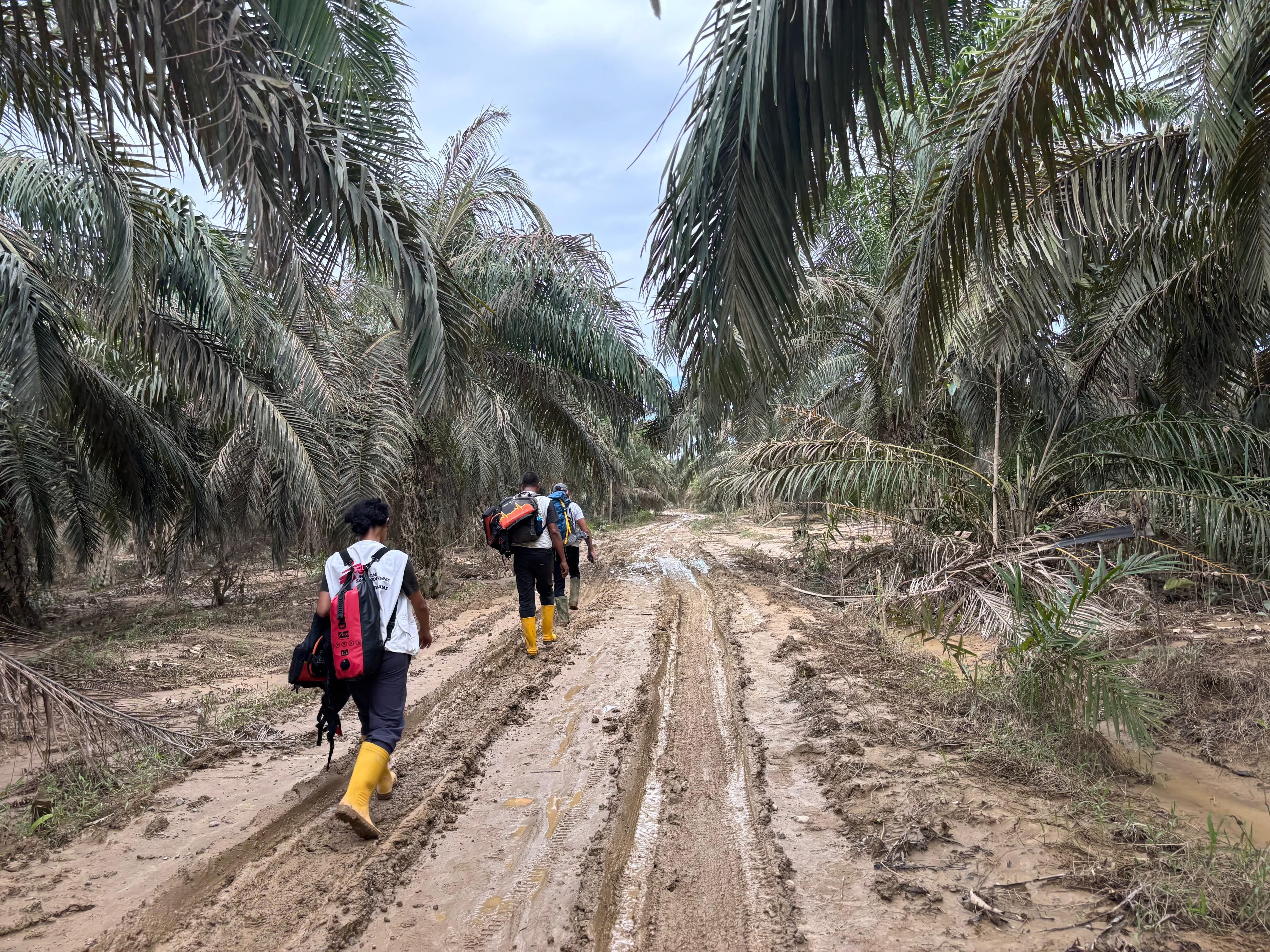 MSF TEAMS WALKING THROUGH MUD