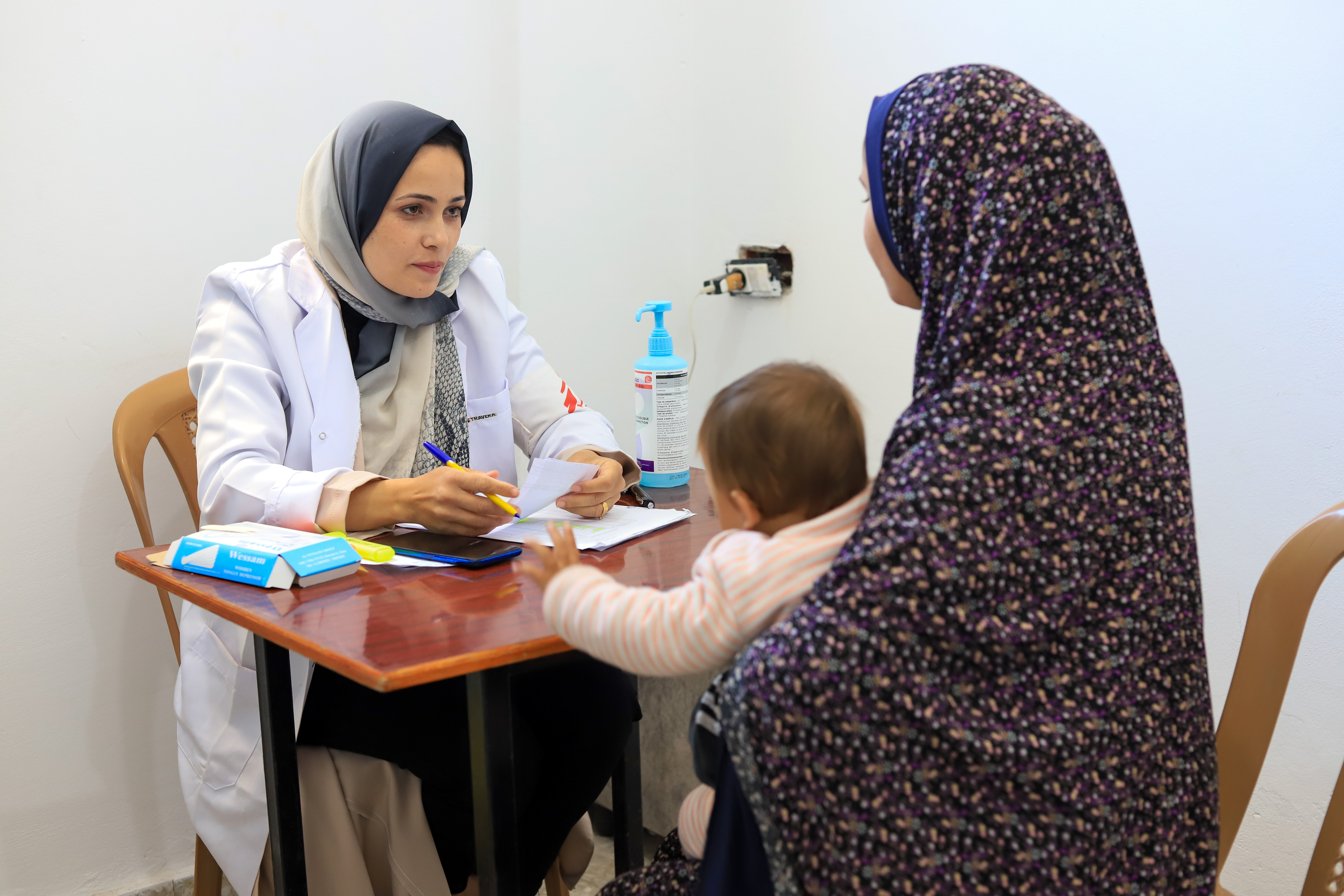 Moeder met kind op doktersbezoek