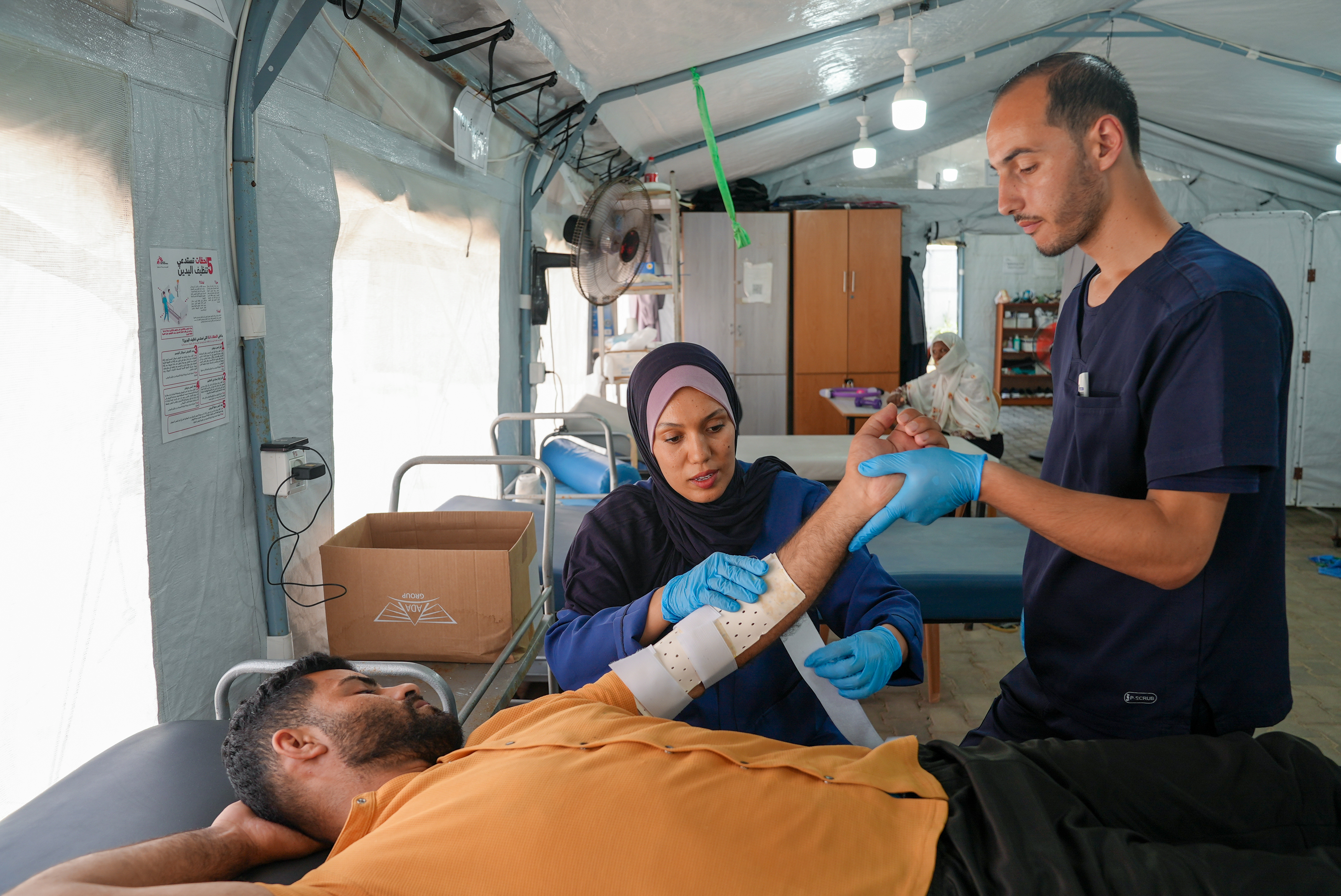 Dokters in Gaza helpen een patiënt