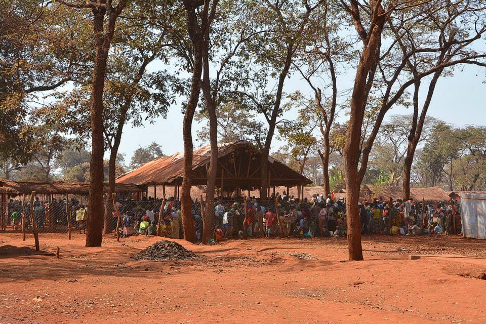  A leur arrivée, les réfugiés doivent attendre durant des heures voir des jours pour s’enregistrer dans le camp. Suite à leur enregistrement, ils reçoivent un bracelet et une carte de réfugié leur donnant droit à une assistance (nourriture, soins, eau…).  ©  Eveline Meier