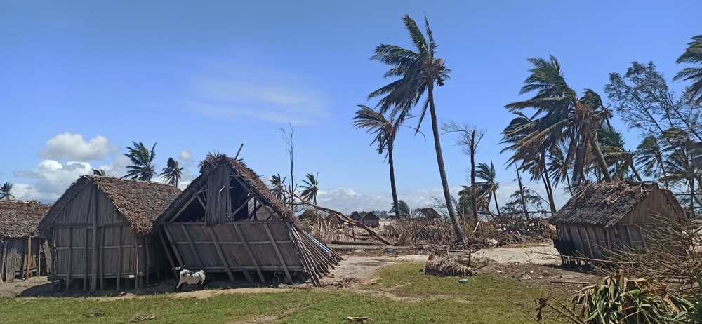 De cycloon passeerde over Madagascar van oost naar west, over het centrale deel van het land, met rukwinden tot 265 kilometer per uur en hevige regenval