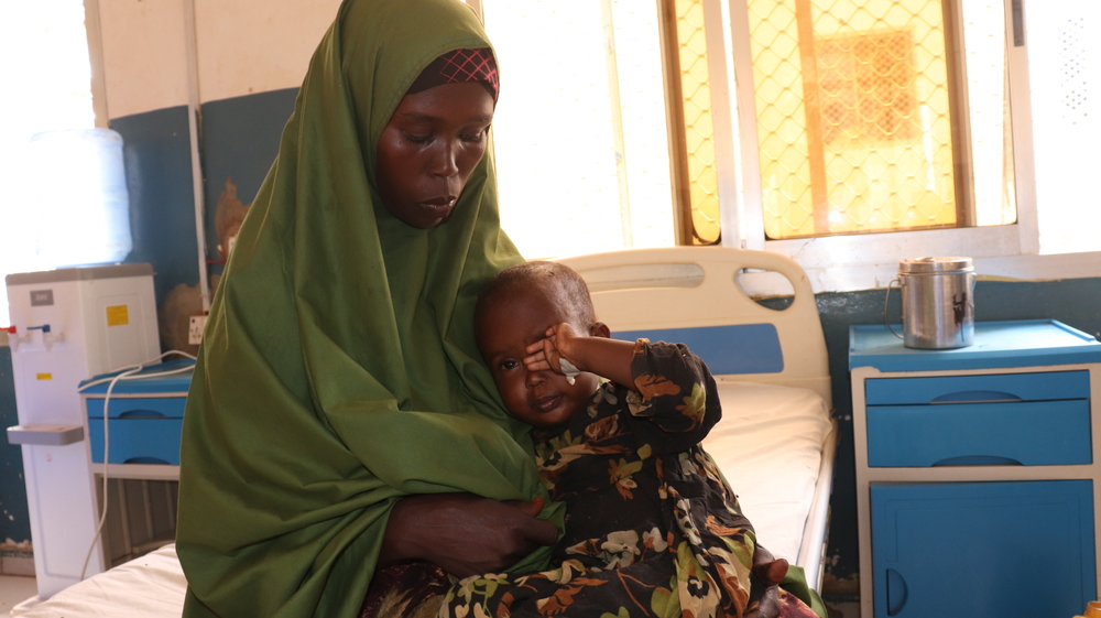 Sadiya Abdikadir, 3 jaar, is opgenomen in onze speciale mazelenunit in Baidoa. Daar behandelen we kindjes met co-morbiditeit van mazelen en ondervoeding.