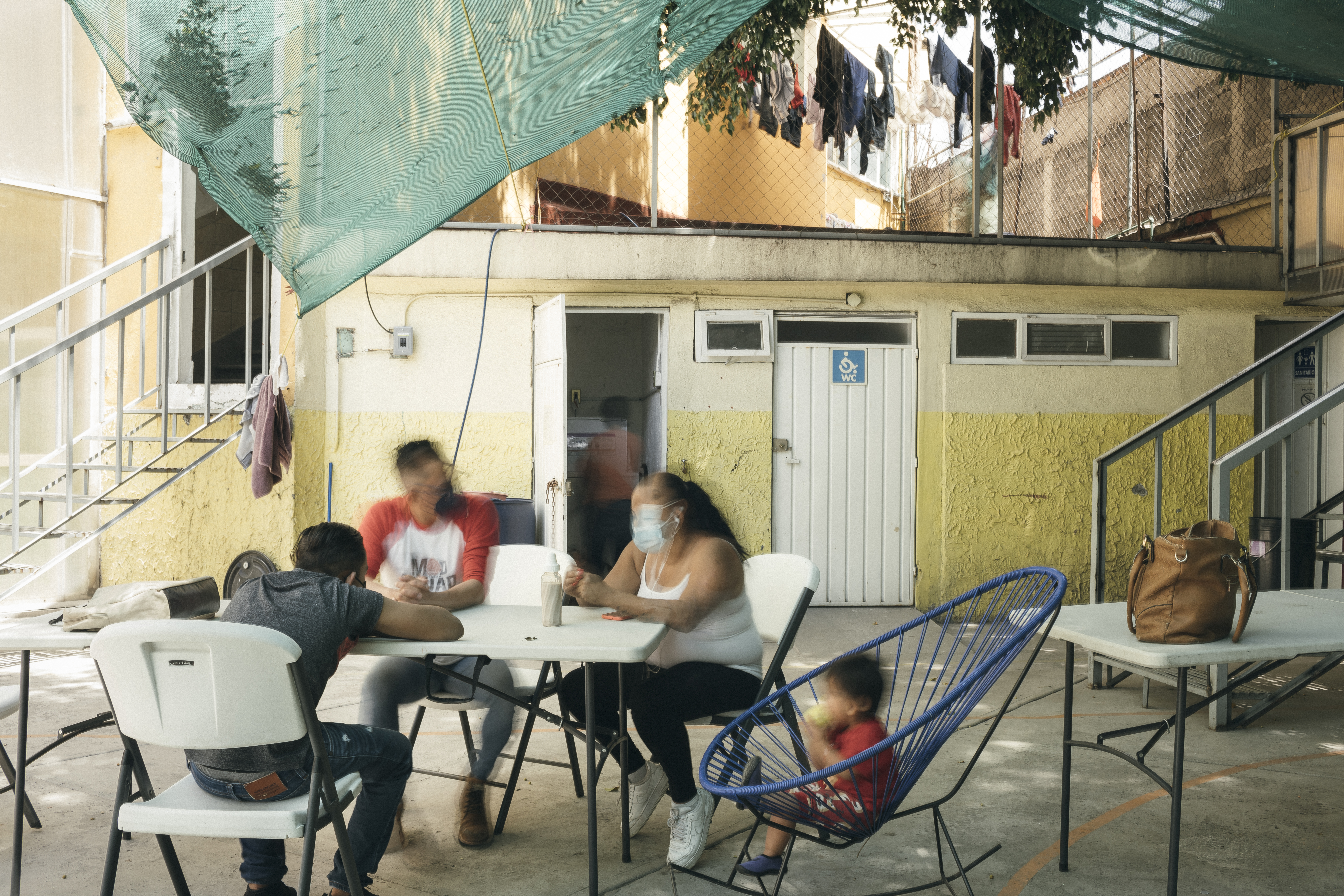 A l'intérieur de El CAI à Mexico City. Ce centre, géré par Médecins Sans Frontières, accueille les victimes de violences extrêmes, de tortures ou de traitements inhumains. Ici, une équipe multidisciplinaire fournit une attention psychologique et physique aux patients, ainsi qu'un endroit sûr où rester jusqu'à leur rétablissement. Jordi Ruiz Cirera, 31 mars 2022.  