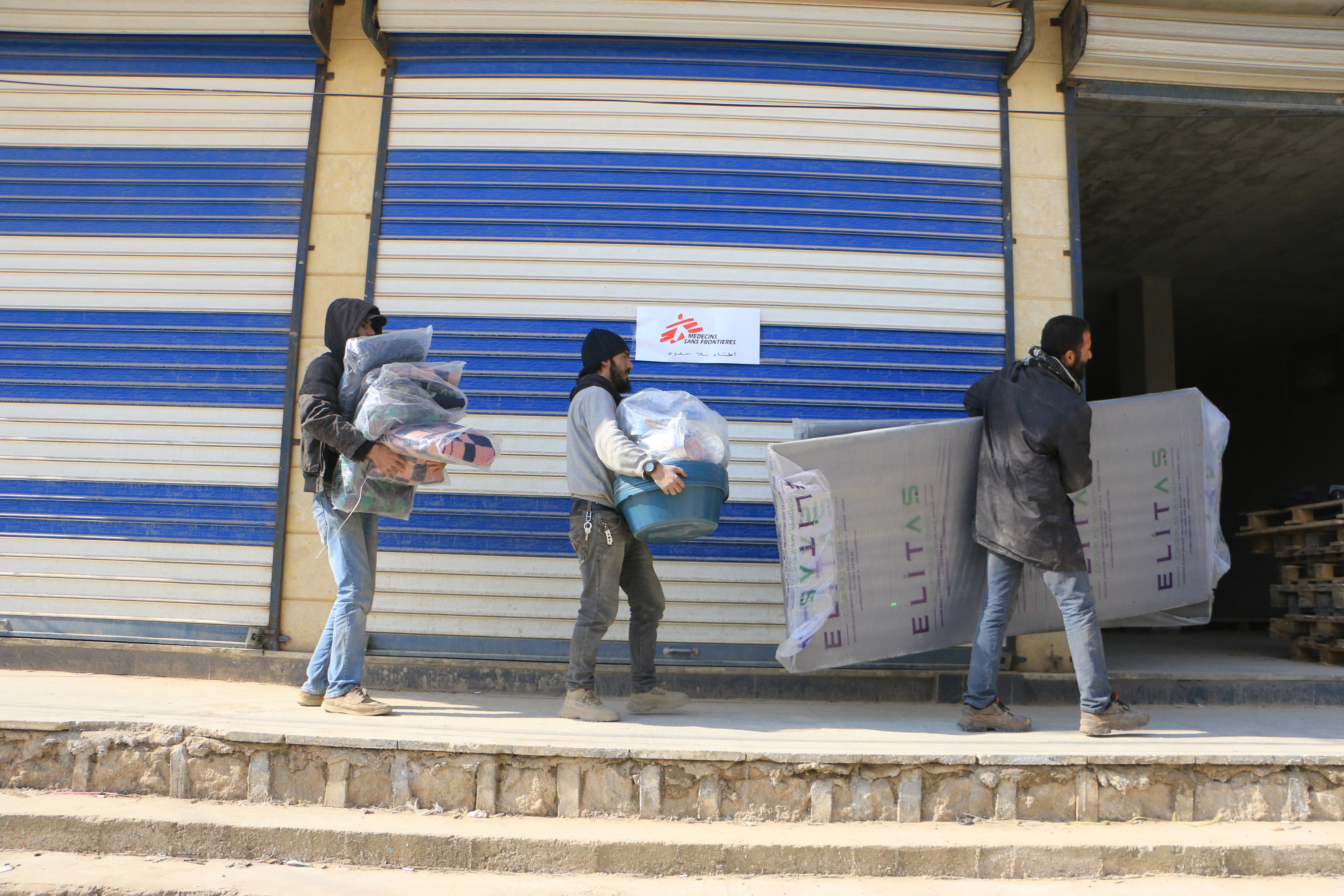 des hommes chargent un camion