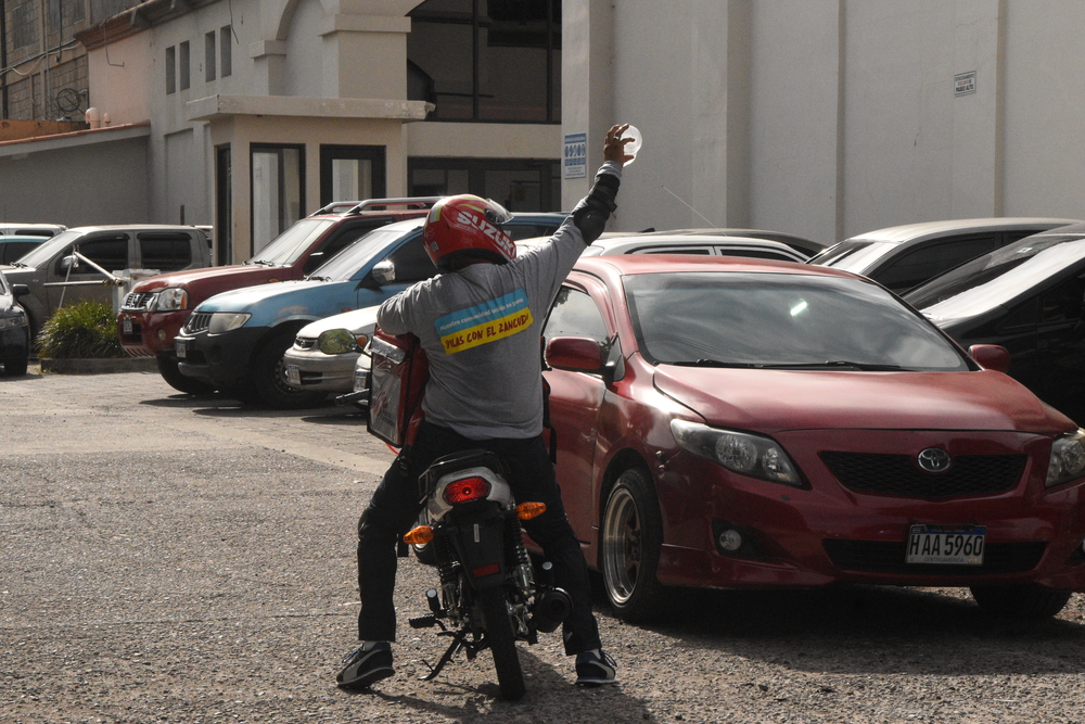 Le lâcher de moustiques adultes porteurs de Wolbachia consiste pour l'équipe MSF à se rendre en moto à différents endroits de la zone d'intervention pendant six mois. Chaque libérateur transportera 25 pots de moustiques Wolbachia, libérant ainsi plus de 50 000 moustiques par semaine.