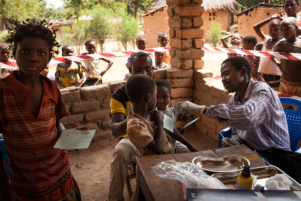 Des enfants se font vacciner contre la rougeole