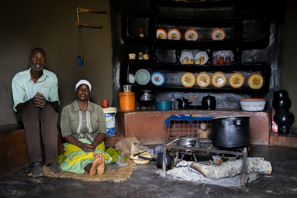 Florence en haar man in hun huis in Gutu. ©Mélanie Wenger