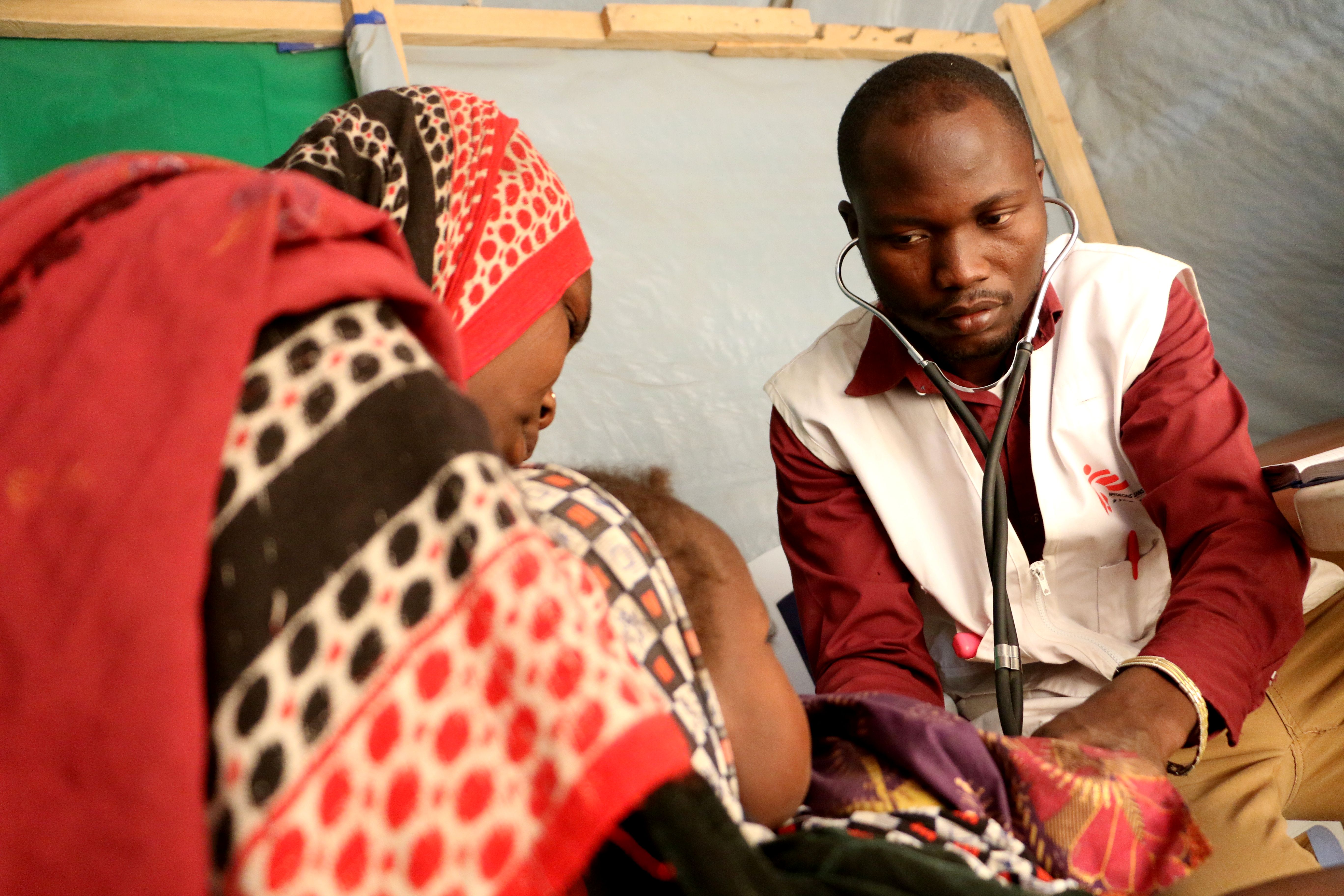 Zara Adam, 27 ans, amène son enfant pour un bilan de santé à une clinique mobile de MSF à Yakoua, près de Bol. © Sara Creta/MSF