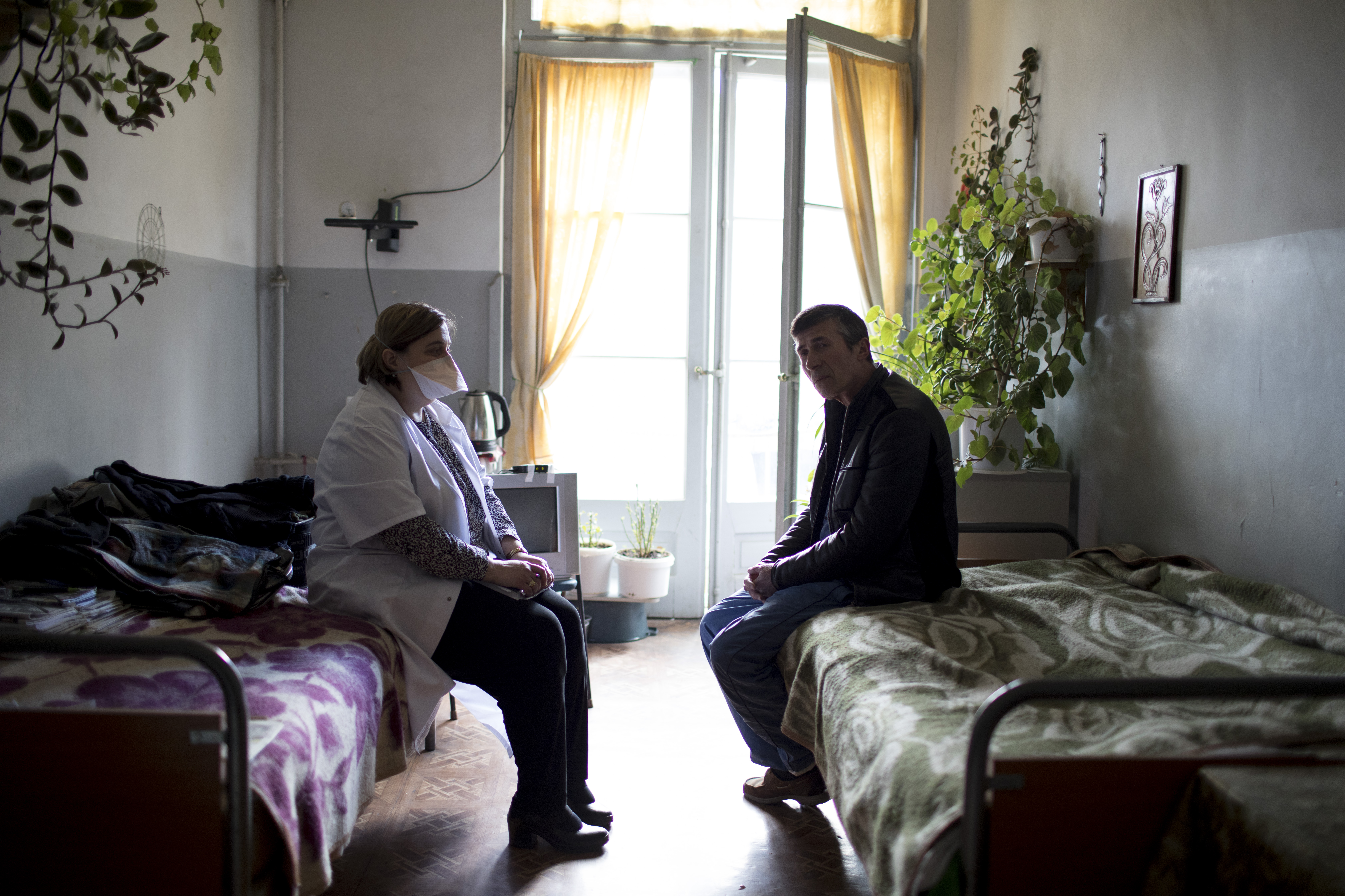 Dr Marina Kikvidze parle avec Kale Mantkava, un ancien patient atteint de TB qui vit et travaille aujourd'hui à l'hôpital d'Abastumani. ©  Daro Sulakauri, juillet 2016