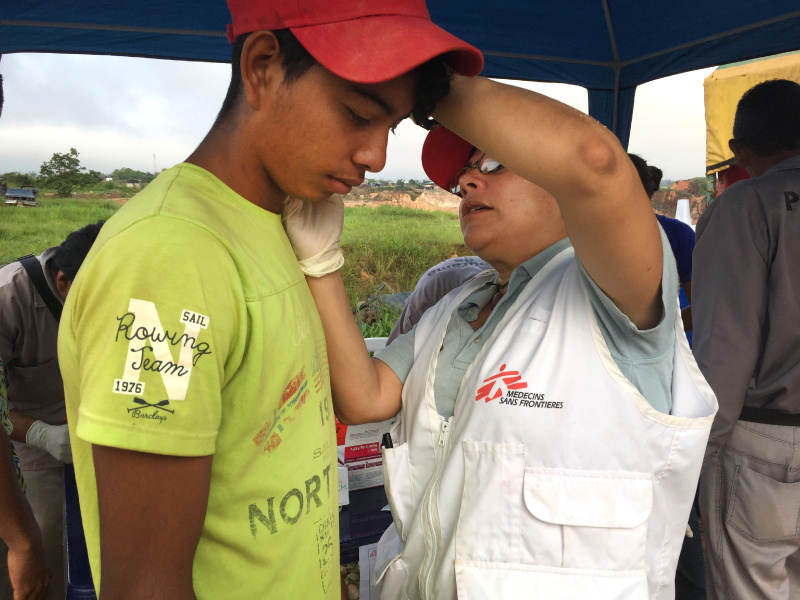 In Sifontes, een ontmijningsgebied in de staat Bolivar, voerden onze teams een grootschalige malariacampagne. Behalve muggennetten uitdelen, boden ze malariatests aan de bevoling. Wie positief testte, kon meteen een behandeling krijgen. © Diana Puyo, februari 2019.