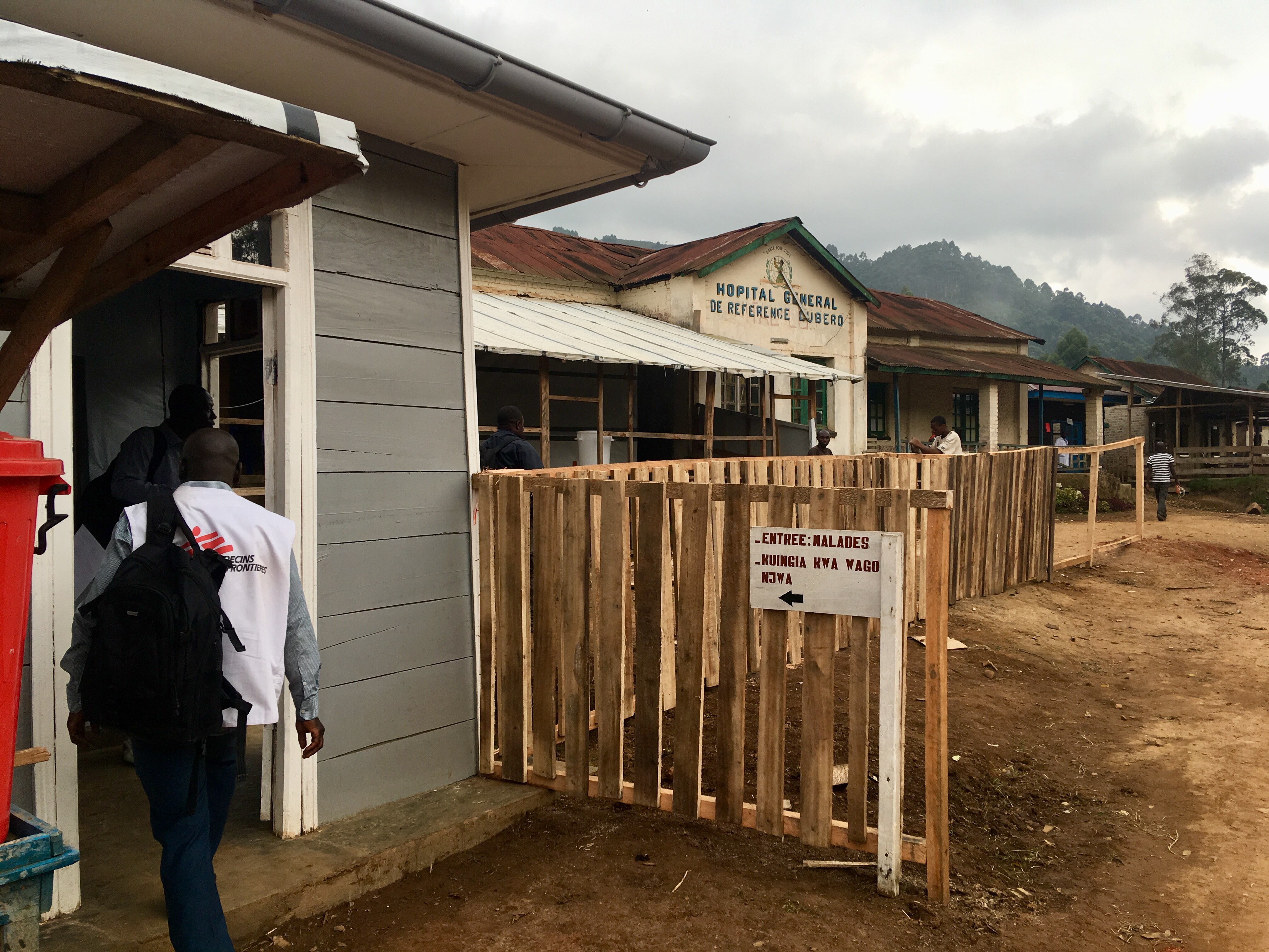In het ziekenhuis van Lubero helpen met het triagesysteem van vermoedelijke patiënten. © Natalie Roberts, april 2019 