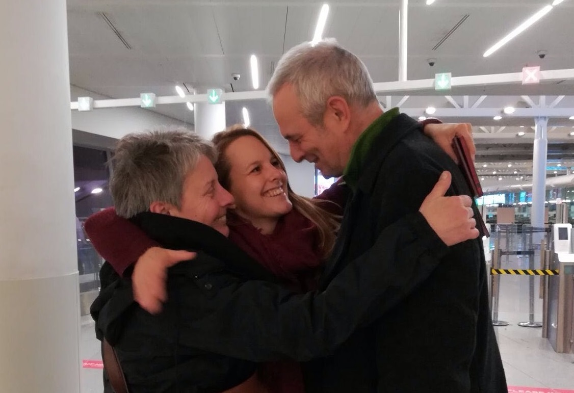 Line en compagnie de sa famille à l'aéroport de Zaventem. Elle part pour une mission de trois mois au Bangladesh