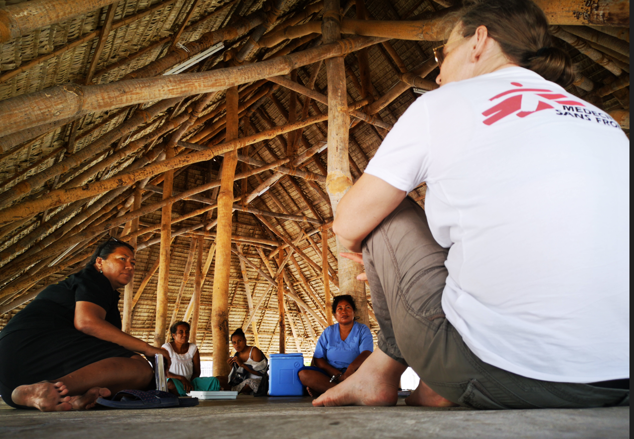 Sandra Sedlmaier-Ouattara, verloskundige en medisch referent voor het AzG-project, praat met Antje Reiher Tebwana, volksgezondheidspecialist voor niet-overdraagbare ziekten bij het Ministerie van Gezondheid en Medische Diensten van Kiribati (links), en verpleegster Teraitinikarawa Reti (in het blauw), ©Manja Leban, oktober 2022