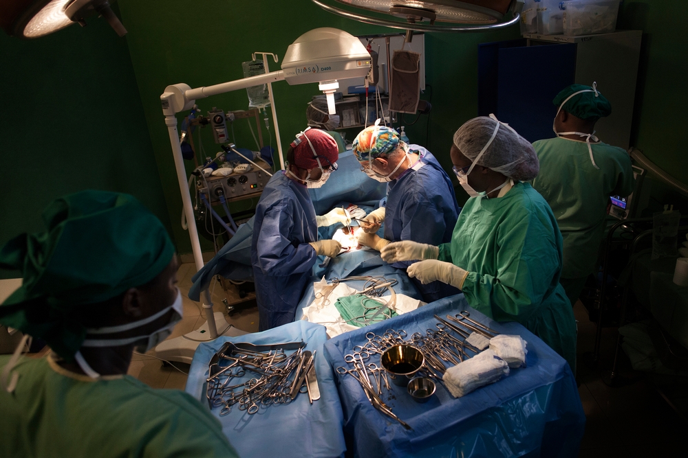 Le chirurgien opère une jeune fille touchée à l'estomac dans le centre traumatologique de Bujumbura ©Albert Masias / Médecins sans Frontières