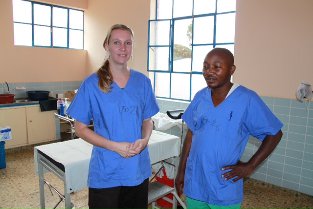 Elsa et Olivier attendent les patients dans la salle d’examen