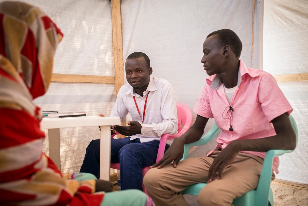 Hangu Djangrang, psychologue pour Médecins Sans Frontières, parle avec un patient à Koulkimé, un village au Tchad durement touché par la violence aux alentours du lac Tchad. © Sylvain Cherkaoui/Cosmos pour MSF. Tchad, 2015.   