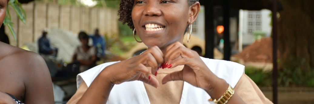 familielid-teken een hart met zijn vingers voor de club van zestien moeders