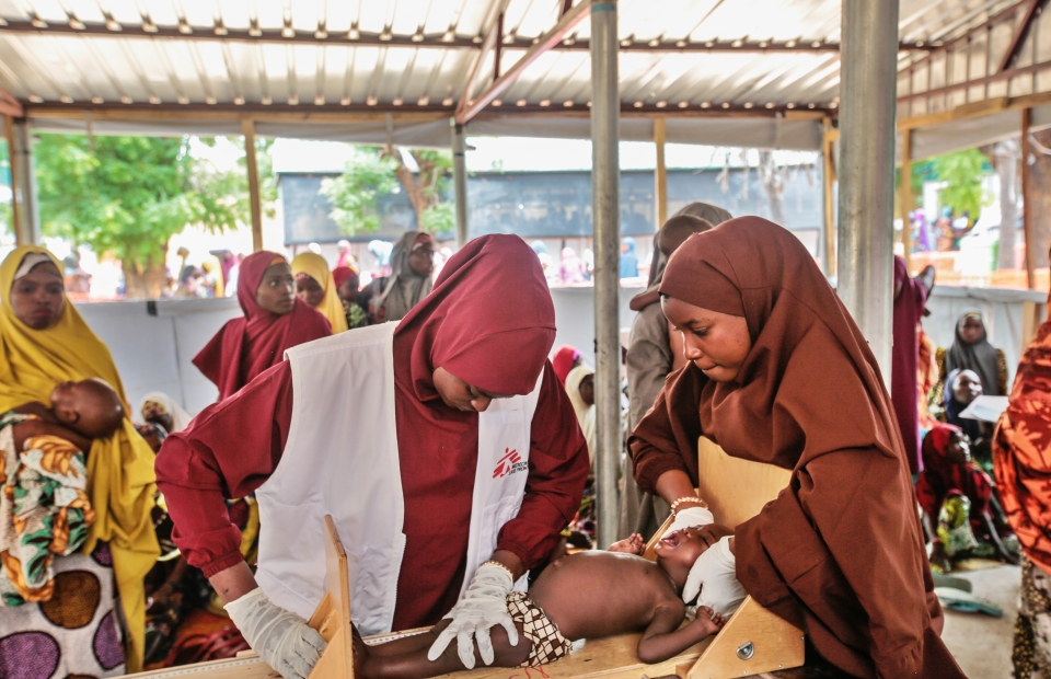 Un enfant est examiné par un membre du personnel MSF à Kofar Marusa, dans l'État de Katsina, au Nigeria