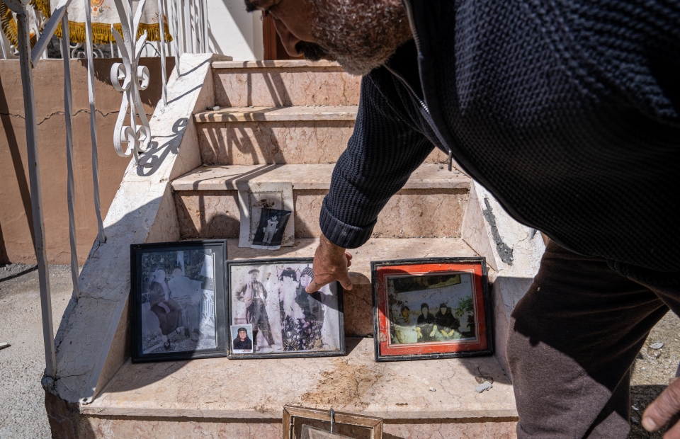 Un homme avec ses cadres photos 