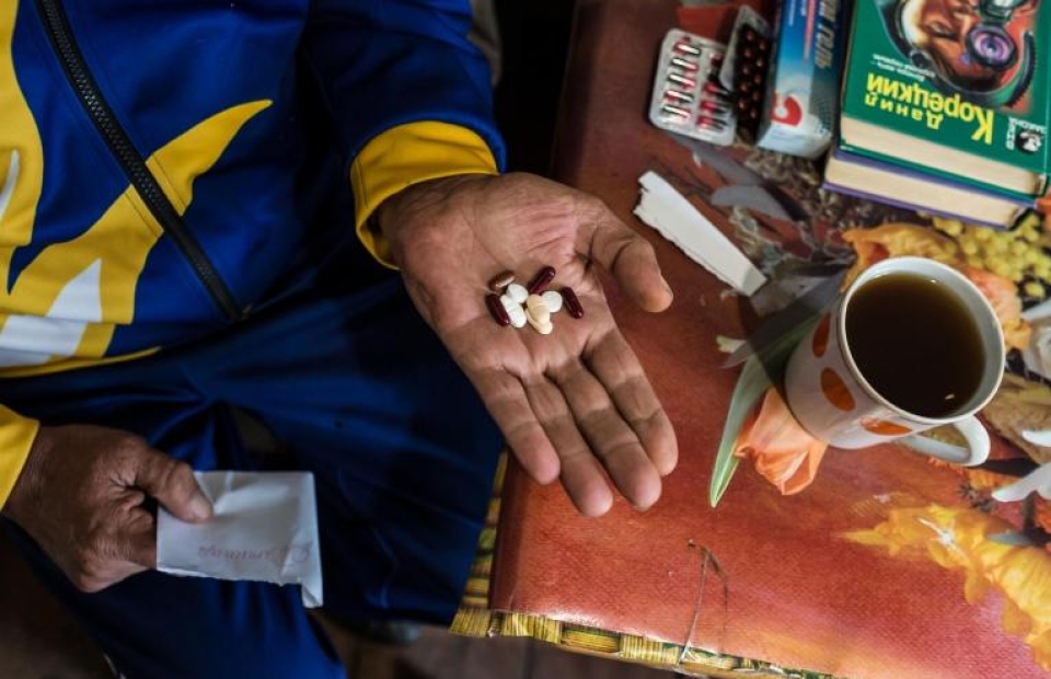 Un patient prend ses médicaments contre la tuberculose dans le village de Chudniv, dans la région de Zhytomyr, en Ukraine.  © Oksana Parafeniuk/MSF