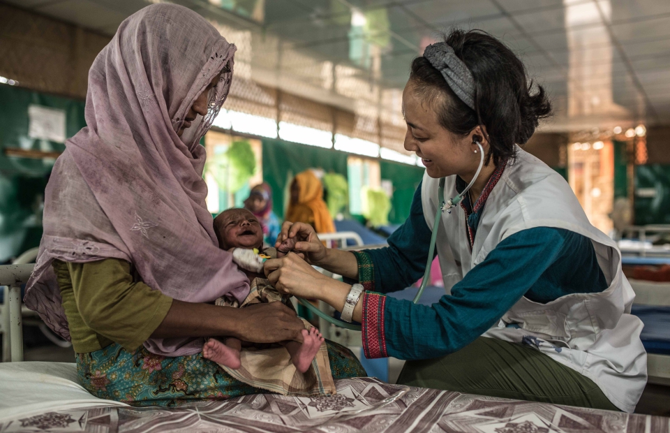 Rozia et son fils de deux ans, Zubair, sont à l'hôpital MSF de Goyalmara. De nombreux enfants admis à l'hôpital ont contracté des infections résultant d'accouchements peu hygiéniques et des conditions de vie insalubres dans le camp au cours de leurs premiers jours de vie. © Pablo Tosco/Angular, avril 2018