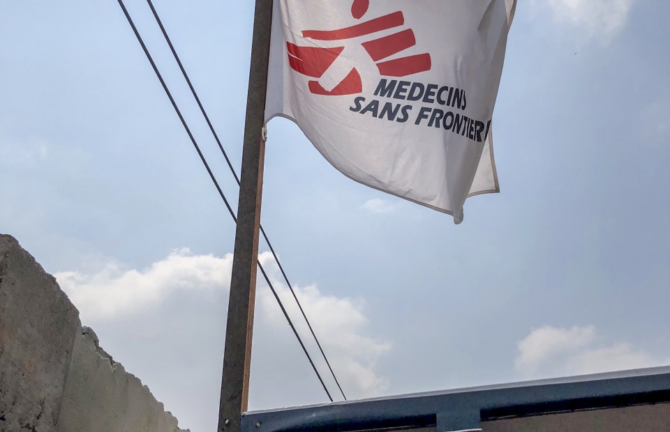 Drapeau avec MSF logo