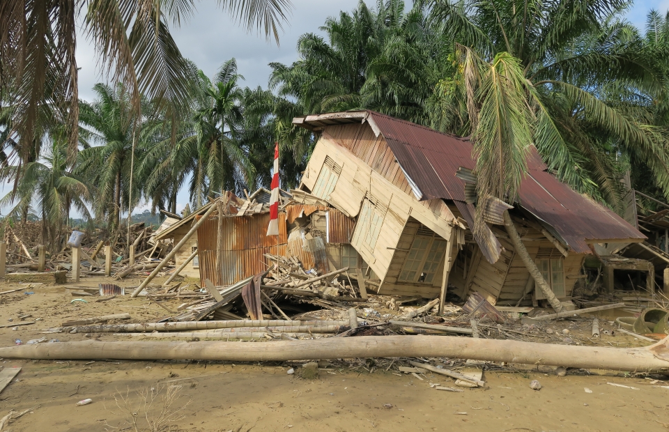 Mudder everywhere and destroyed houses because of cyclone Senyar