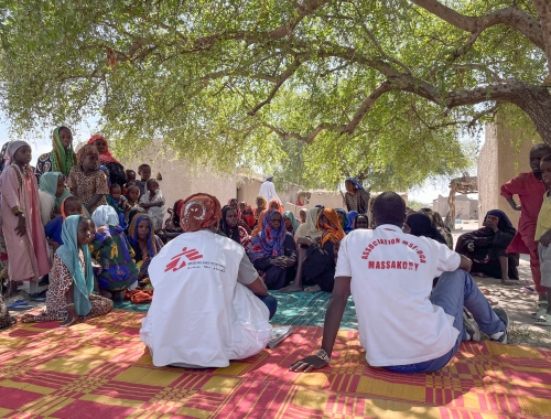 Medewerkers van Artsen Zonder Grenzen geven uitleg over ondervoeding
