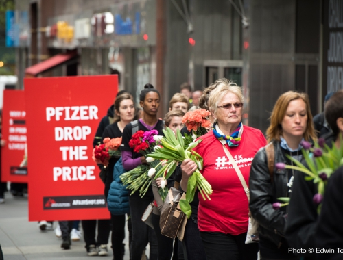 In april overhandigde Artsen Zonder Grenzen 416.000 handtekeningen aan Pfizer, om een lagere prijs voor het vaccin te vragen. © Edwin Torres