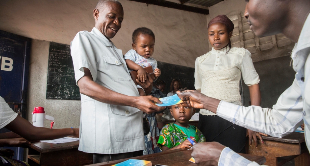 Le pasteur Thierry va se faire vacciner avec sa famille dans un centre de vaccination © Dieter Telemans. Kinshasa, 2016.