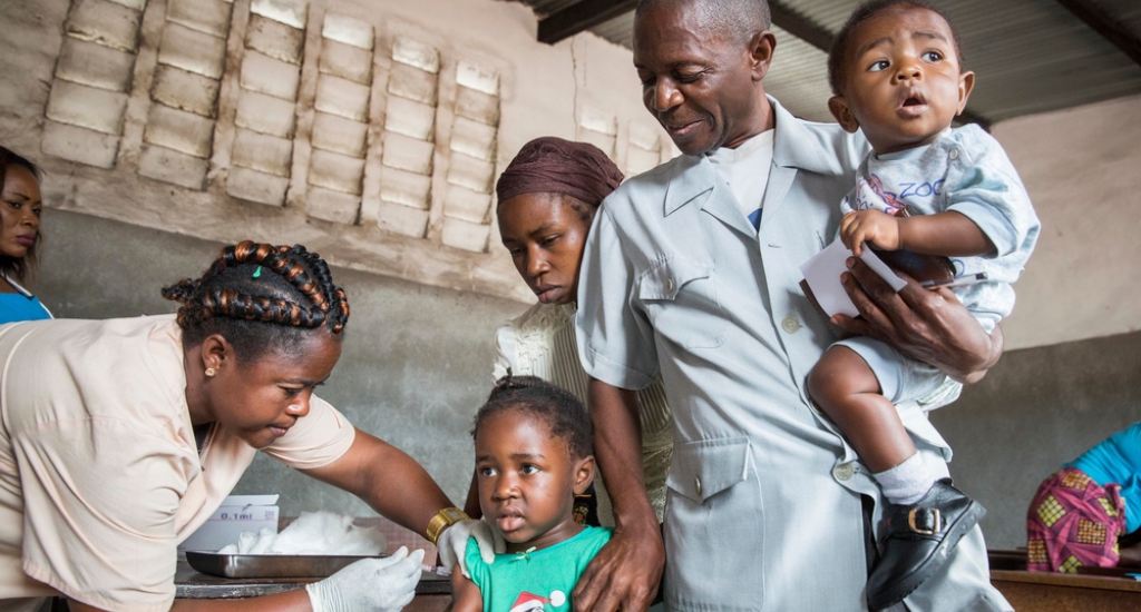 Le pasteur Thierry va se faire vacciner avec sa famille dans un centre de vaccination © Dieter Telemans. Kinshasa, 2016.