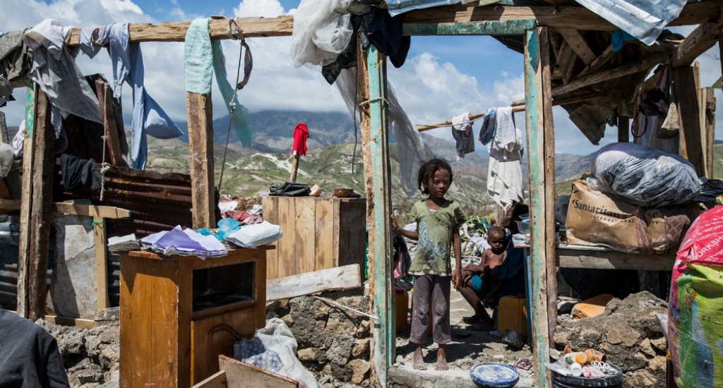 Une petite fille se trouve dans les décombres de la maison familiale à Roche-a-bateau dans le sud-ouest d'Haïti © Andrew McConnell. MSF. Haïti, 2016.